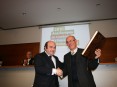 Presidente da autarquia entregando o Livro da Solidariedade ao presidente da Junta de Freguesia de Oliveira de Azemis