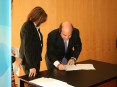 Hermnio Loureiro, presidente da Cmara Municipal de Oliveira de Azemis, assina o contrato de financiamento do pavilho municipal