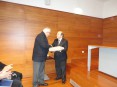 Hermnio Loureiro, presidente da Cmara Municipal de Oliveira de Azemis, recebendo o Livro da Solidariedade das mos do presidente da Junta de Freguesia de Palmaz, Miguel Silva