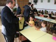 Entrega de kits escolares na EB1 da Alumieira, em Loureiro